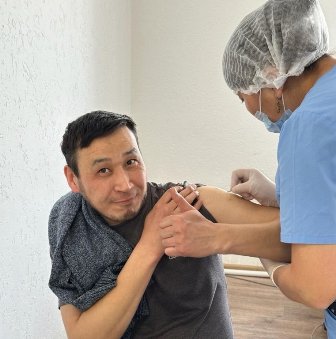 Сотрудники учреждений Роспотребнадзора в Кош-Агачском районе дали старт ежегодной вакцинации жителей против чумы